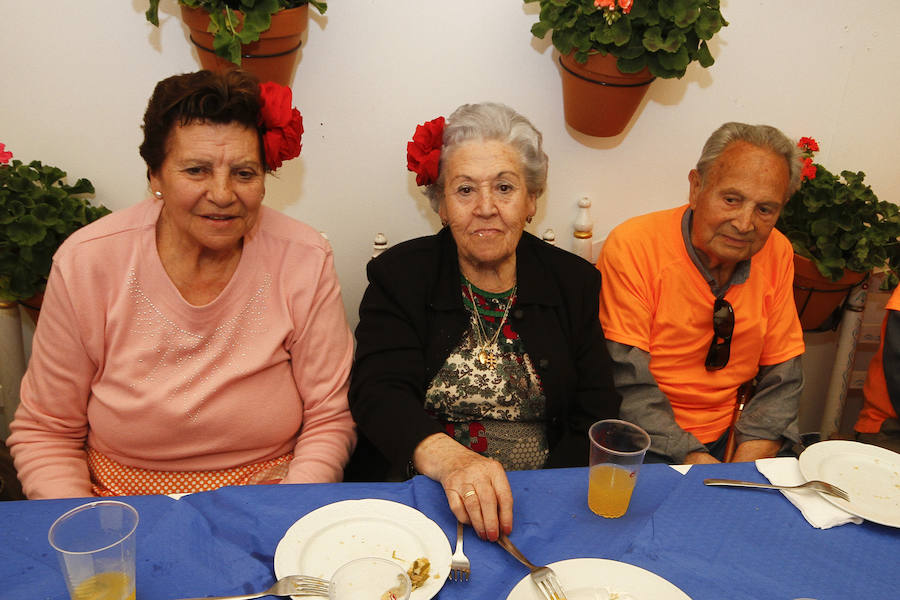 Con un sol radiante, el ferial empezó a llenarse de buen ambiente, mejor comida, y ganas de fiesta. Para ver todas las fotos del Corpus,  en este enlace .