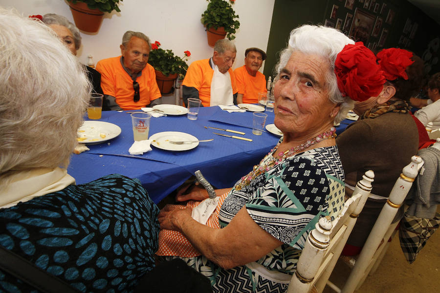 Con un sol radiante, el ferial empezó a llenarse de buen ambiente, mejor comida, y ganas de fiesta. Para ver todas las fotos del Corpus,  en este enlace .