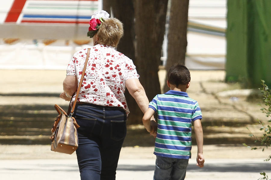 Con un sol radiante, el ferial empezó a llenarse de buen ambiente, mejor comida, y ganas de fiesta