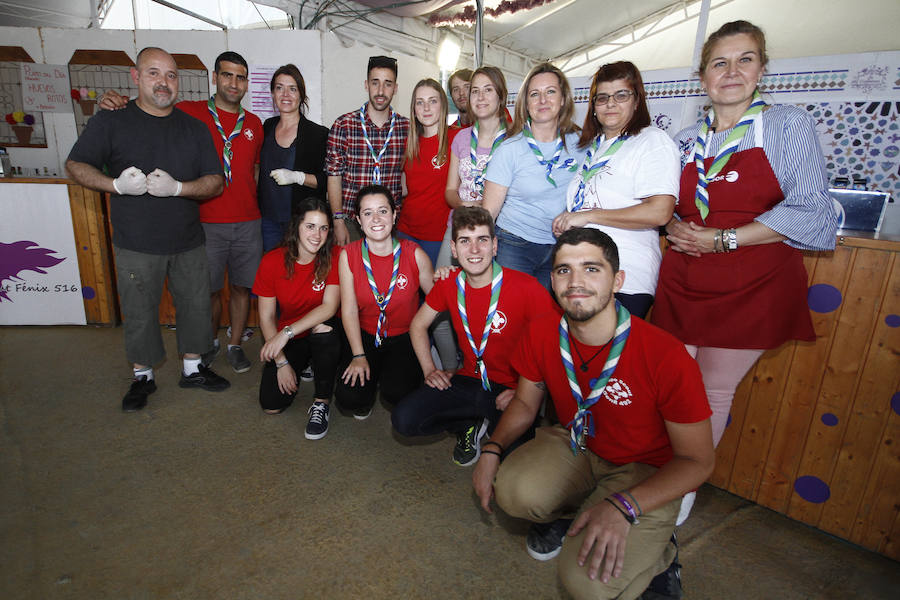 Con un sol radiante, el ferial empezó a llenarse de buen ambiente, mejor comida, y ganas de fiesta