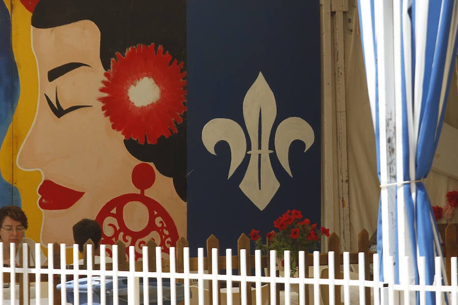 Con un sol radiante, el ferial empezó a llenarse de buen ambiente, mejor comida, y ganas de fiesta