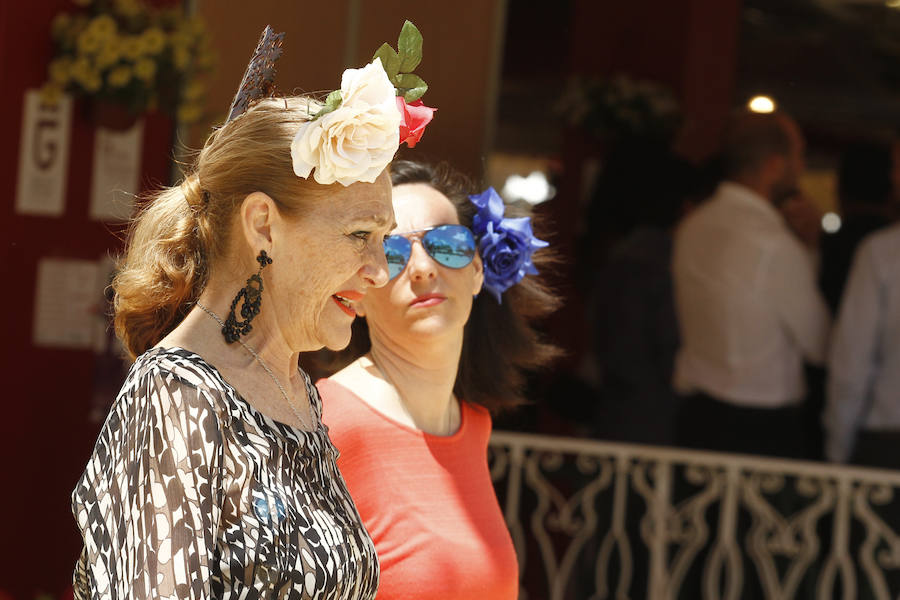 Con un sol radiante, el ferial empezó a llenarse de buen ambiente, mejor comida, y ganas de fiesta