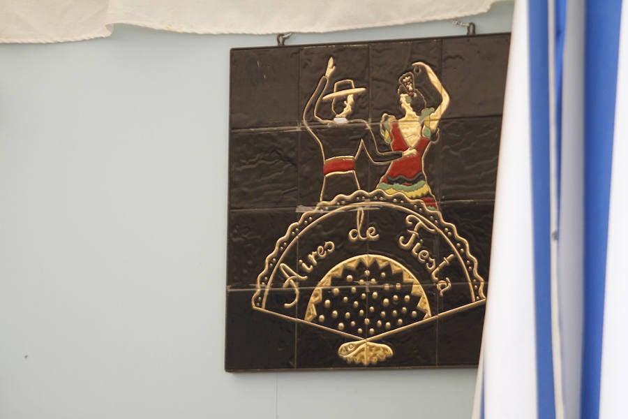 Con un sol radiante, el ferial empezó a llenarse de buen ambiente, mejor comida, y ganas de fiesta