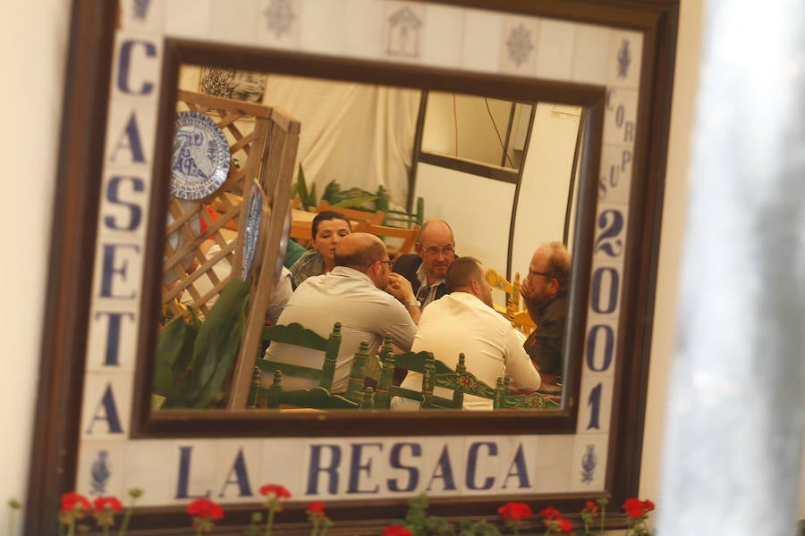 Con un sol radiante, el ferial empezó a llenarse de buen ambiente, mejor comida, y ganas de fiesta