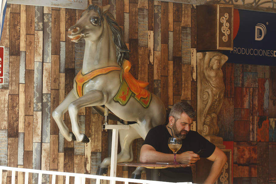 Con un sol radiante, el ferial empezó a llenarse de buen ambiente, mejor comida, y ganas de fiesta