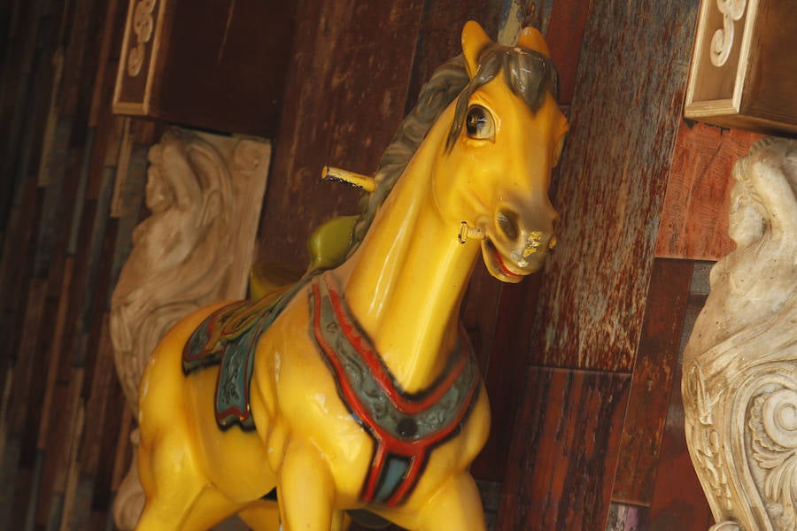 Con un sol radiante, el ferial empezó a llenarse de buen ambiente, mejor comida, y ganas de fiesta