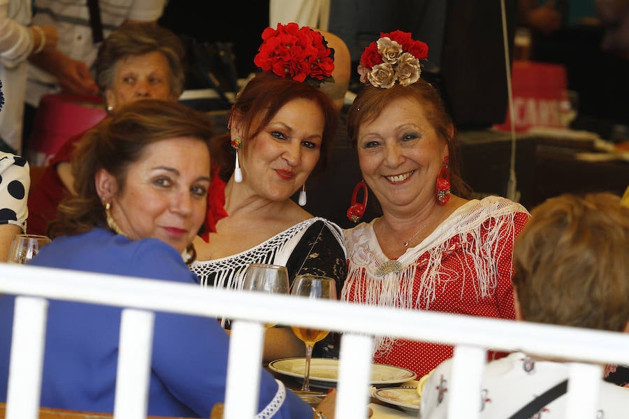 Con un sol radiante, el ferial empezó a llenarse de buen ambiente, mejor comida, y ganas de fiesta