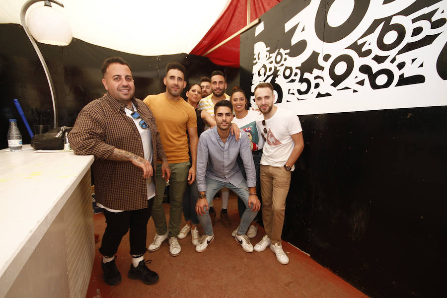 Con un sol radiante, el ferial empezó a llenarse de buen ambiente, mejor comida, y ganas de fiesta