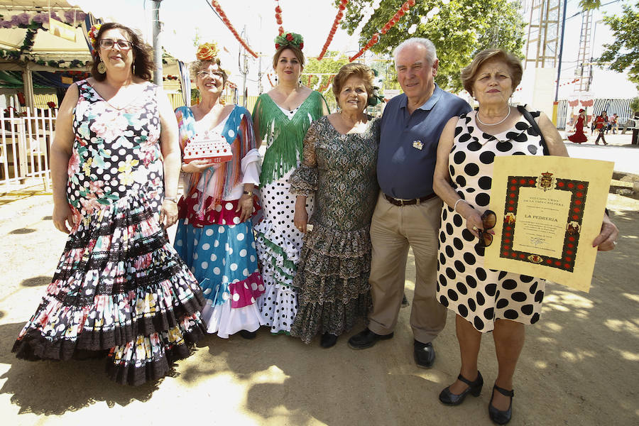 Con un sol radiante, el ferial empezó a llenarse de buen ambiente, mejor comida, y ganas de fiesta