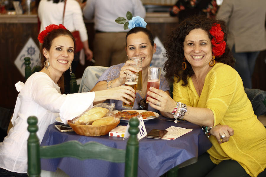 Con un sol radiante, el ferial empezó a llenarse de buen ambiente, mejor comida, y ganas de fiesta