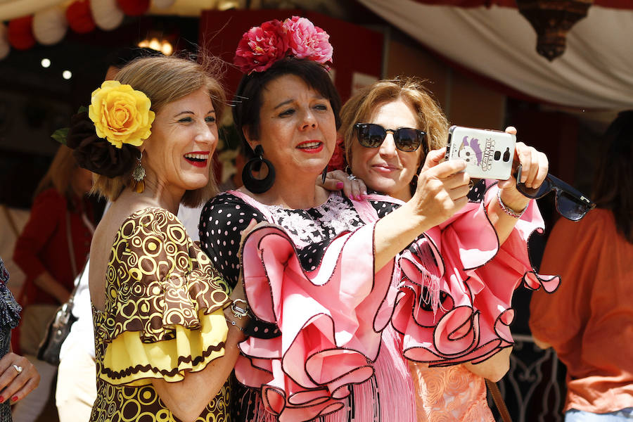 Con un sol radiante, el ferial empezó a llenarse de buen ambiente, mejor comida, y ganas de fiesta