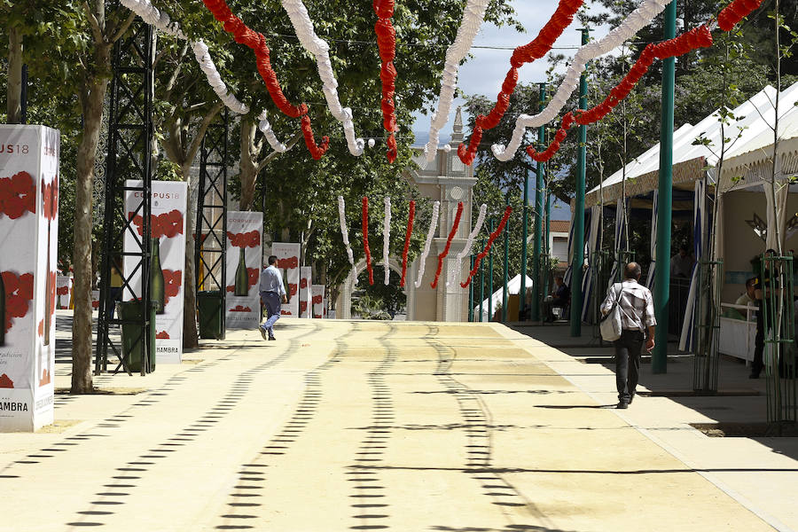Con un sol radiante, el ferial empezó a llenarse de buen ambiente, mejor comida, y ganas de fiesta