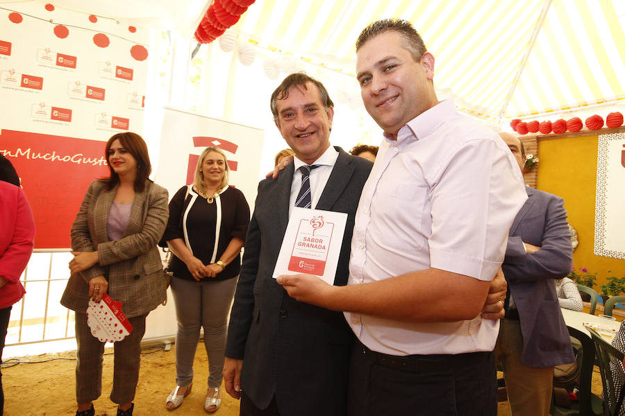 La diputada provincial de Desarrollo Sostenible y Empleo, Ana Muñoz, ha inaugurado el espacio destinado a la plataforma en la caseta de Diputación en la Feria del Corpus 2018. Más fotos de Corpus,  en este enlace