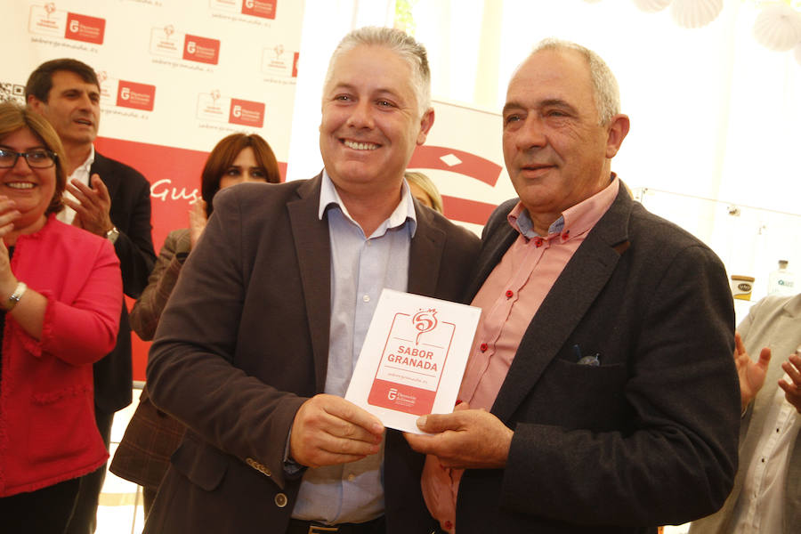 La diputada provincial de Desarrollo Sostenible y Empleo, Ana Muñoz, ha inaugurado el espacio destinado a la plataforma en la caseta de Diputación en la Feria del Corpus 2018. Más fotos de Corpus,  en este enlace