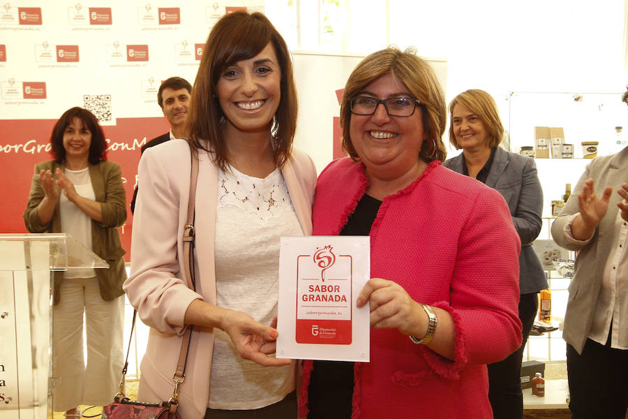 La diputada provincial de Desarrollo Sostenible y Empleo, Ana Muñoz, ha inaugurado el espacio destinado a la plataforma en la caseta de Diputación en la Feria del Corpus 2018. Más fotos de Corpus,  en este enlace