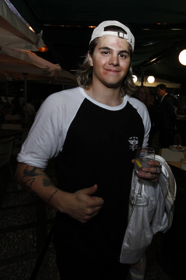 Las primeras caras conocidas que se acercaron a brindar por la alegría de estas jornadas fue una buena representación de Ciudadanos con el diputado nacional Luis Salvador al que acompañaba la plana mayor de los concejales del ayuntamiento de la capital