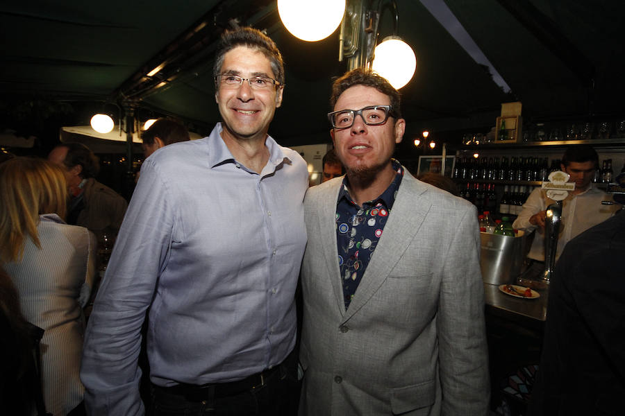 Las primeras caras conocidas que se acercaron a brindar por la alegría de estas jornadas fue una buena representación de Ciudadanos con el diputado nacional Luis Salvador al que acompañaba la plana mayor de los concejales del ayuntamiento de la capital