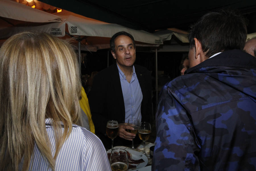 Las primeras caras conocidas que se acercaron a brindar por la alegría de estas jornadas fue una buena representación de Ciudadanos con el diputado nacional Luis Salvador al que acompañaba la plana mayor de los concejales del ayuntamiento de la capital