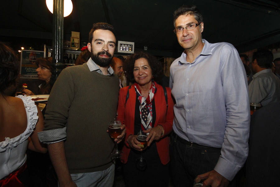 Las primeras caras conocidas que se acercaron a brindar por la alegría de estas jornadas fue una buena representación de Ciudadanos con el diputado nacional Luis Salvador al que acompañaba la plana mayor de los concejales del ayuntamiento de la capital