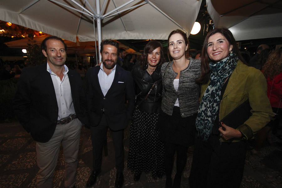 Las primeras caras conocidas que se acercaron a brindar por la alegría de estas jornadas fue una buena representación de Ciudadanos con el diputado nacional Luis Salvador al que acompañaba la plana mayor de los concejales del ayuntamiento de la capital