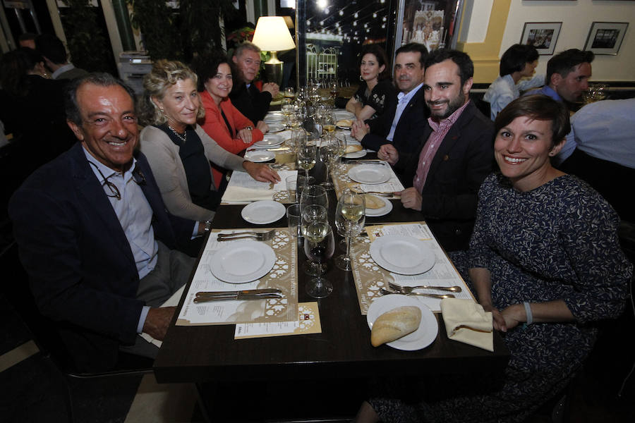 Las primeras caras conocidas que se acercaron a brindar por la alegría de estas jornadas fue una buena representación de Ciudadanos con el diputado nacional Luis Salvador al que acompañaba la plana mayor de los concejales del ayuntamiento de la capital