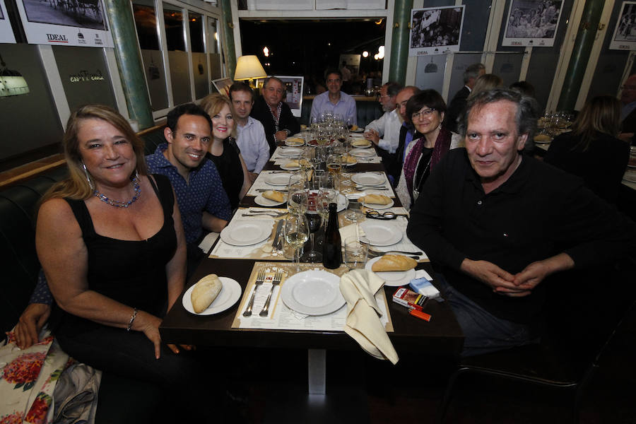 Las primeras caras conocidas que se acercaron a brindar por la alegría de estas jornadas fue una buena representación de Ciudadanos con el diputado nacional Luis Salvador al que acompañaba la plana mayor de los concejales del ayuntamiento de la capital