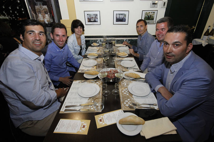 Las primeras caras conocidas que se acercaron a brindar por la alegría de estas jornadas fue una buena representación de Ciudadanos con el diputado nacional Luis Salvador al que acompañaba la plana mayor de los concejales del ayuntamiento de la capital