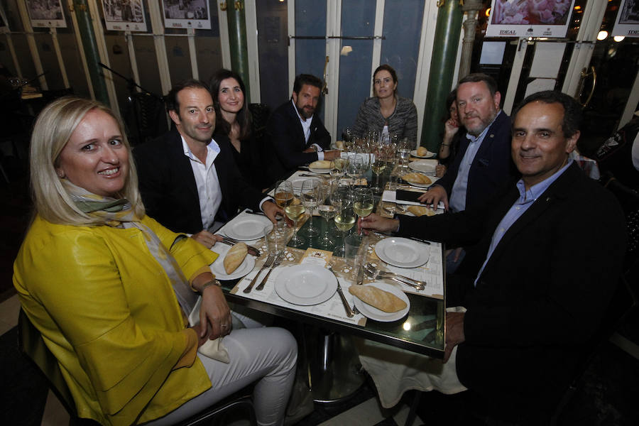 Las primeras caras conocidas que se acercaron a brindar por la alegría de estas jornadas fue una buena representación de Ciudadanos con el diputado nacional Luis Salvador al que acompañaba la plana mayor de los concejales del ayuntamiento de la capital