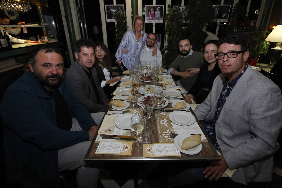 Las primeras caras conocidas que se acercaron a brindar por la alegría de estas jornadas fue una buena representación de Ciudadanos con el diputado nacional Luis Salvador al que acompañaba la plana mayor de los concejales del ayuntamiento de la capital