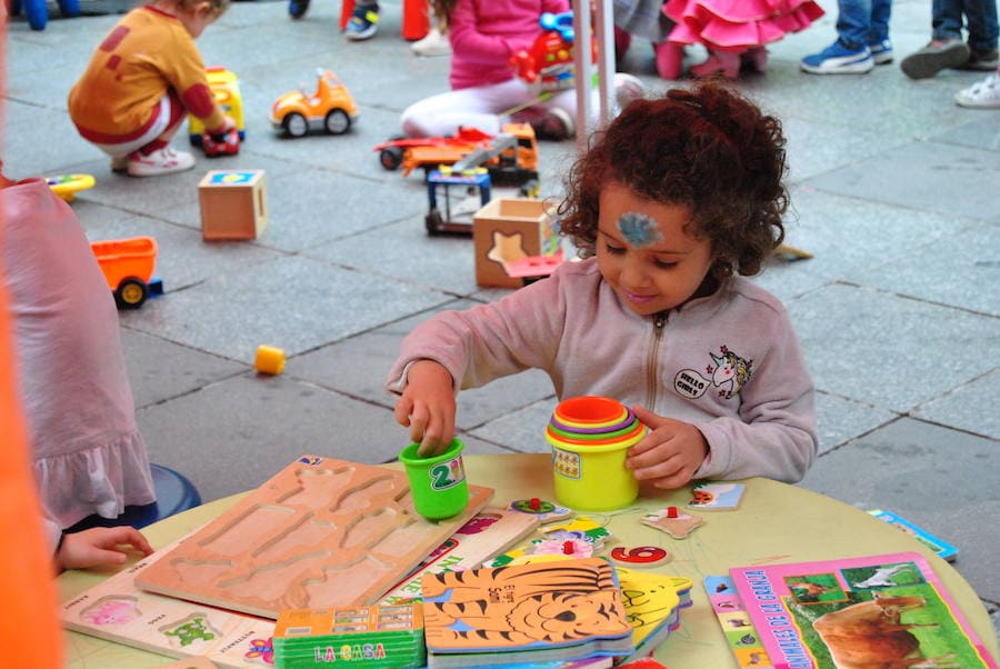 Taller de juegos para los más pequeños de la casa. Todas las fotos del Corpus de Granada, en  este enlace