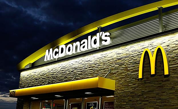 Un cliente enfurecido tira el café caliente a la gerente de un McDonald's