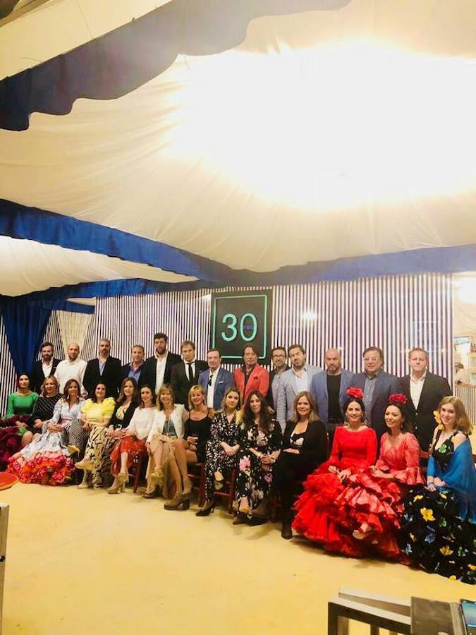 Treinta y todos. Cuando llegar a los treinta es una diversión. Los socios de esta caseta tienen ‘treinta y tantos’ años... todos. Son una de las casetas tradicionales más recientes en levantar sus lonas en el Corpus, pero eso no significa que les falta rodaje para pasarlo bien, tanto al mediodía como por la noche. Esperan hacerlo muchos años más.Puedes ver todas las fotos de este Corpus  en este enlace .