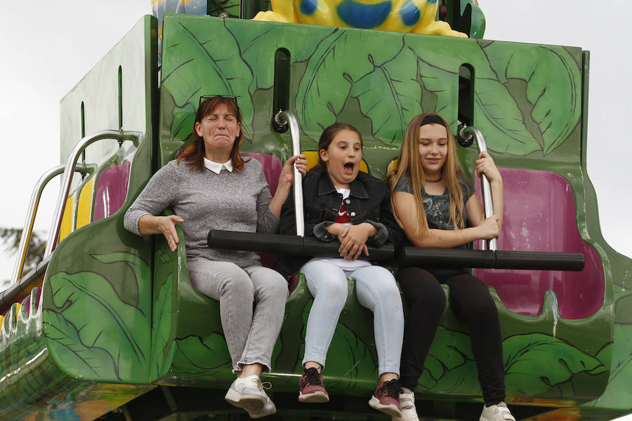 A pesar de la amenaza de lluvia, el 'día grande' de los columpios en el Ferial volvió a hacer las delicias de los más pequeños. Más fotos del Corpus,  en este enlace