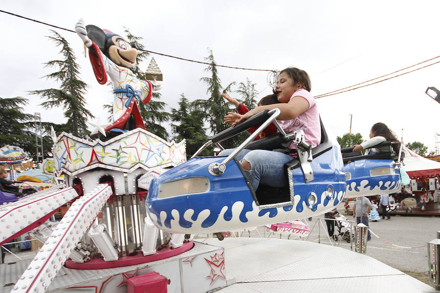 A pesar de la amenaza de lluvia, el 'día grande' de los columpios en el Ferial volvió a hacer las delicias de los más pequeños. Más fotos del Corpus,  en este enlace