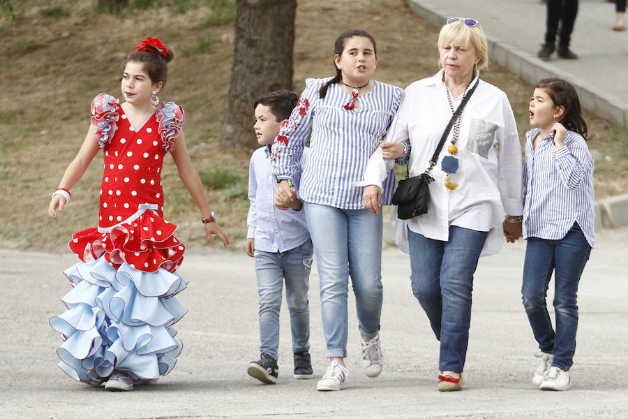 A pesar de la amenaza de lluvia, el 'día grande' de los columpios en el Ferial volvió a hacer las delicias de los más pequeños. Más fotos del Corpus,  en este enlace