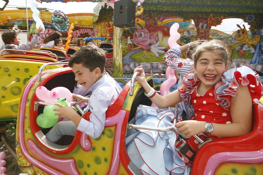 A pesar de la amenaza de lluvia, el 'día grande' de los columpios en el Ferial volvió a hacer las delicias de los más pequeños. Más fotos del Corpus,  en este enlace