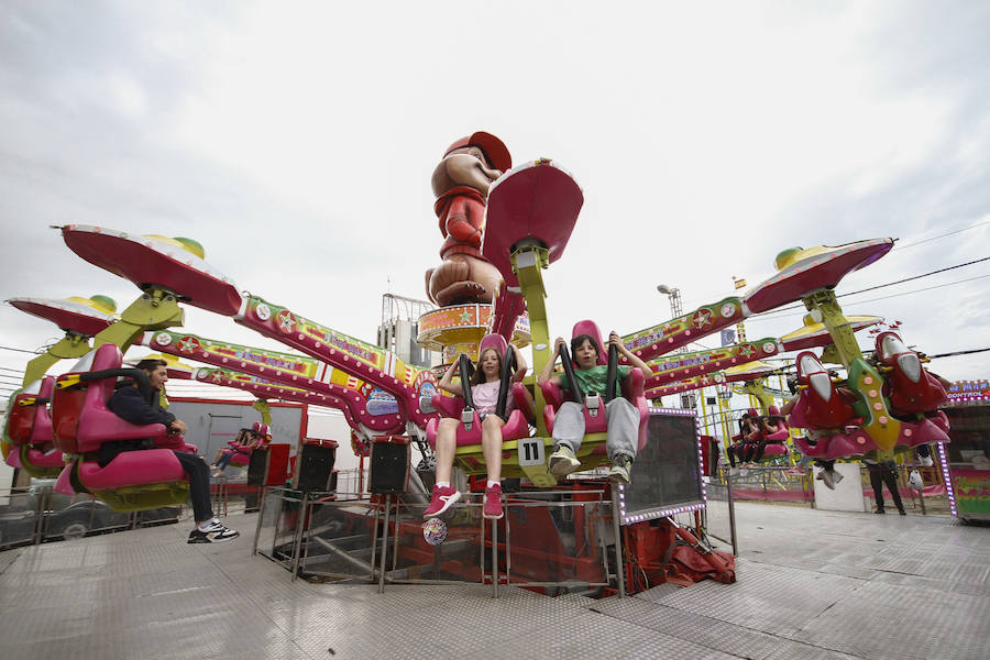 A pesar de la amenaza de lluvia, el 'día grande' de los columpios en el Ferial volvió a hacer las delicias de los más pequeños. Más fotos del Corpus,  en este enlace