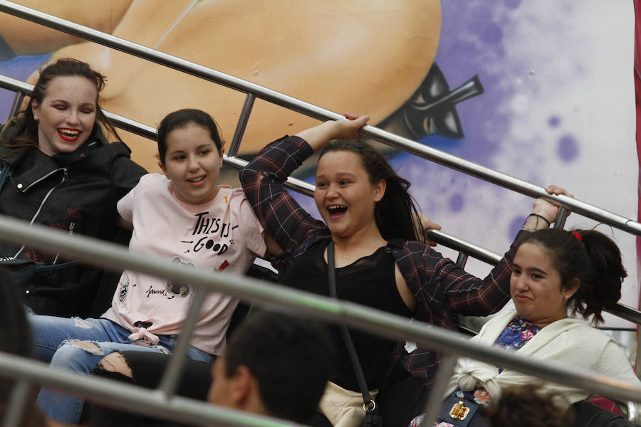 A pesar de la amenaza de lluvia, el 'día grande' de los columpios en el Ferial volvió a hacer las delicias de los más pequeños. Más fotos del Corpus,  en este enlace