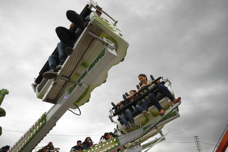 A pesar de la amenaza de lluvia, el 'día grande' de los columpios en el Ferial volvió a hacer las delicias de los más pequeños. Más fotos del Corpus,  en este enlace