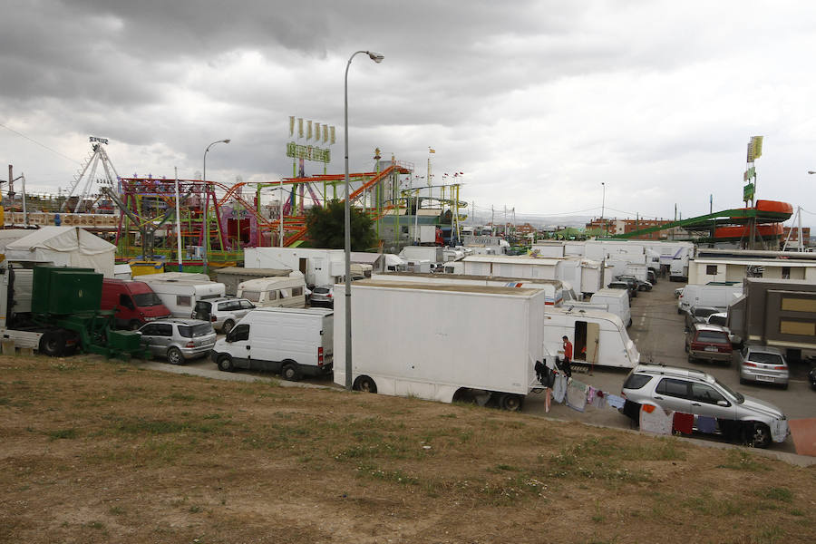 A pesar de la amenaza de lluvia, el 'día grande' de los columpios en el Ferial volvió a hacer las delicias de los más pequeños. Más fotos del Corpus,  en este enlace