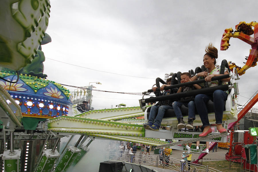 A pesar de la amenaza de lluvia, el 'día grande' de los columpios en el Ferial volvió a hacer las delicias de los más pequeños. Más fotos del Corpus,  en este enlace