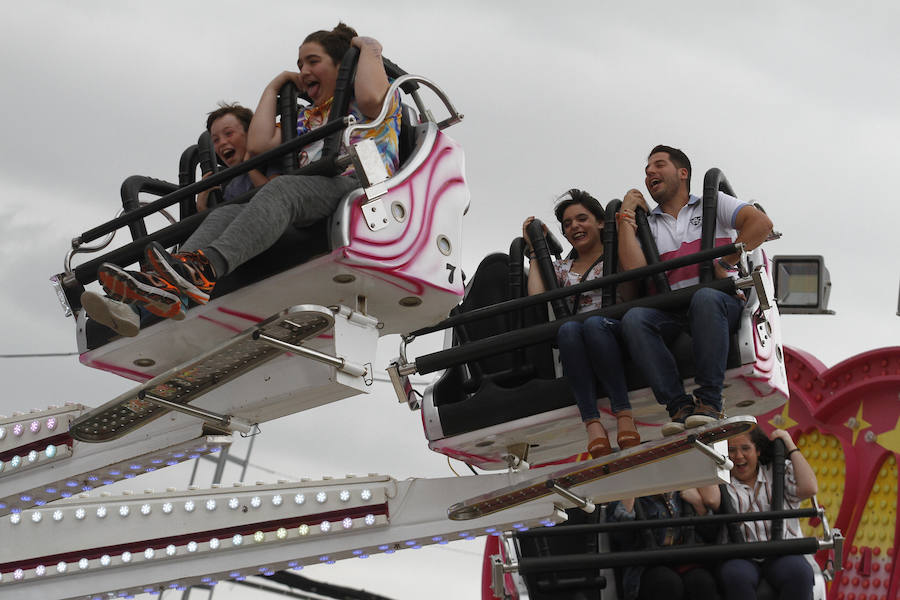 A pesar de la amenaza de lluvia, el 'día grande' de los columpios en el Ferial volvió a hacer las delicias de los más pequeños. Más fotos del Corpus,  en este enlace