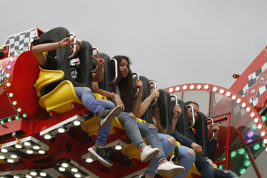 A pesar de la amenaza de lluvia, el 'día grande' de los columpios en el Ferial volvió a hacer las delicias de los más pequeños. Más fotos del Corpus,  en este enlace