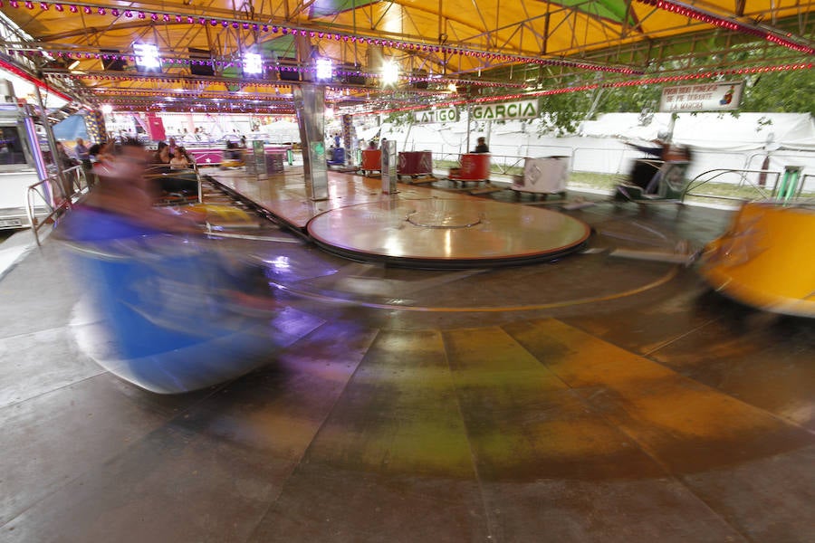 A pesar de la amenaza de lluvia, el 'día grande' de los columpios en el Ferial volvió a hacer las delicias de los más pequeños. Más fotos del Corpus,  en este enlace