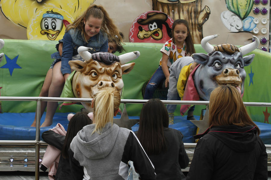 A pesar de la amenaza de lluvia, el 'día grande' de los columpios en el Ferial volvió a hacer las delicias de los más pequeños. Más fotos del Corpus,  en este enlace