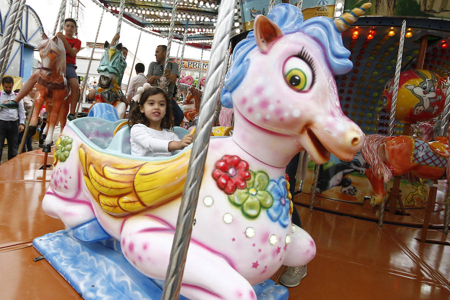 A pesar de la amenaza de lluvia, el 'día grande' de los columpios en el Ferial volvió a hacer las delicias de los más pequeños. Más fotos del Corpus,  en este enlace