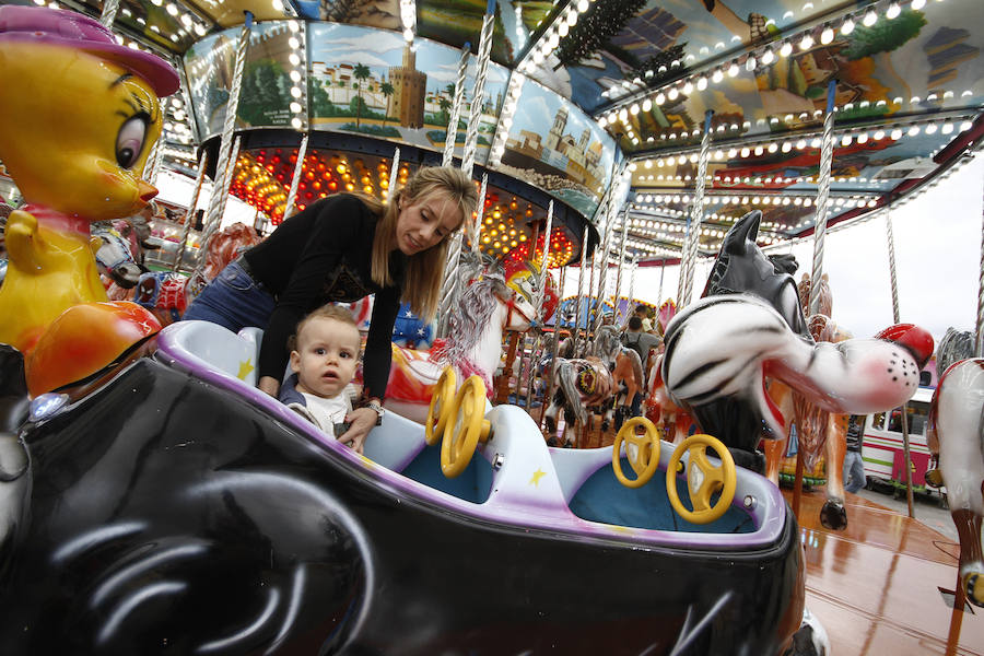 A pesar de la amenaza de lluvia, el 'día grande' de los columpios en el Ferial volvió a hacer las delicias de los más pequeños. Más fotos del Corpus,  en este enlace