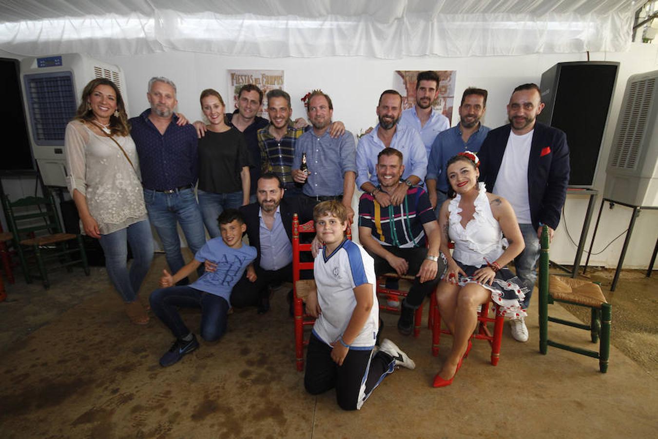 La excusa. Cuando no hay excusas que valgan para divertirse. Los socios de la caseta La Excusa saben bien que no vale poner ningún tipo, precisamente, de excusas para no acudir cada hasta el recinto ferial a disfrutar de estos esperados días. En la caseta no faltan este año actividades tradicionales, como ayer una degustación de choto al ajillo, hoy sardinas asadas al mediodía, el grupo ‘Aires de con Arte’ por la noche. El jueves arroz caldoso y tendrán la actuación del grupo ‘Azalea de Graná’ y el viernes la actuación de ‘El Grillo’. Puedes ver todas las fotos de este Corpus  en este enlace .