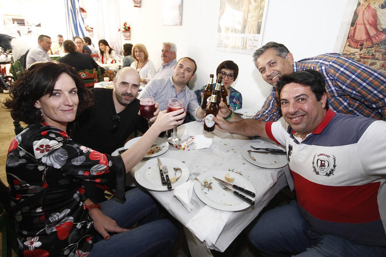 La excusa. Cuando no hay excusas que valgan para divertirse. Los socios de la caseta La Excusa saben bien que no vale poner ningún tipo, precisamente, de excusas para no acudir cada hasta el recinto ferial a disfrutar de estos esperados días. En la caseta no faltan este año actividades tradicionales, como ayer una degustación de choto al ajillo, hoy sardinas asadas al mediodía, el grupo ‘Aires de con Arte’ por la noche. El jueves arroz caldoso y tendrán la actuación del grupo ‘Azalea de Graná’ y el viernes la actuación de ‘El Grillo’. Puedes ver todas las fotos de este Corpus  en este enlace .