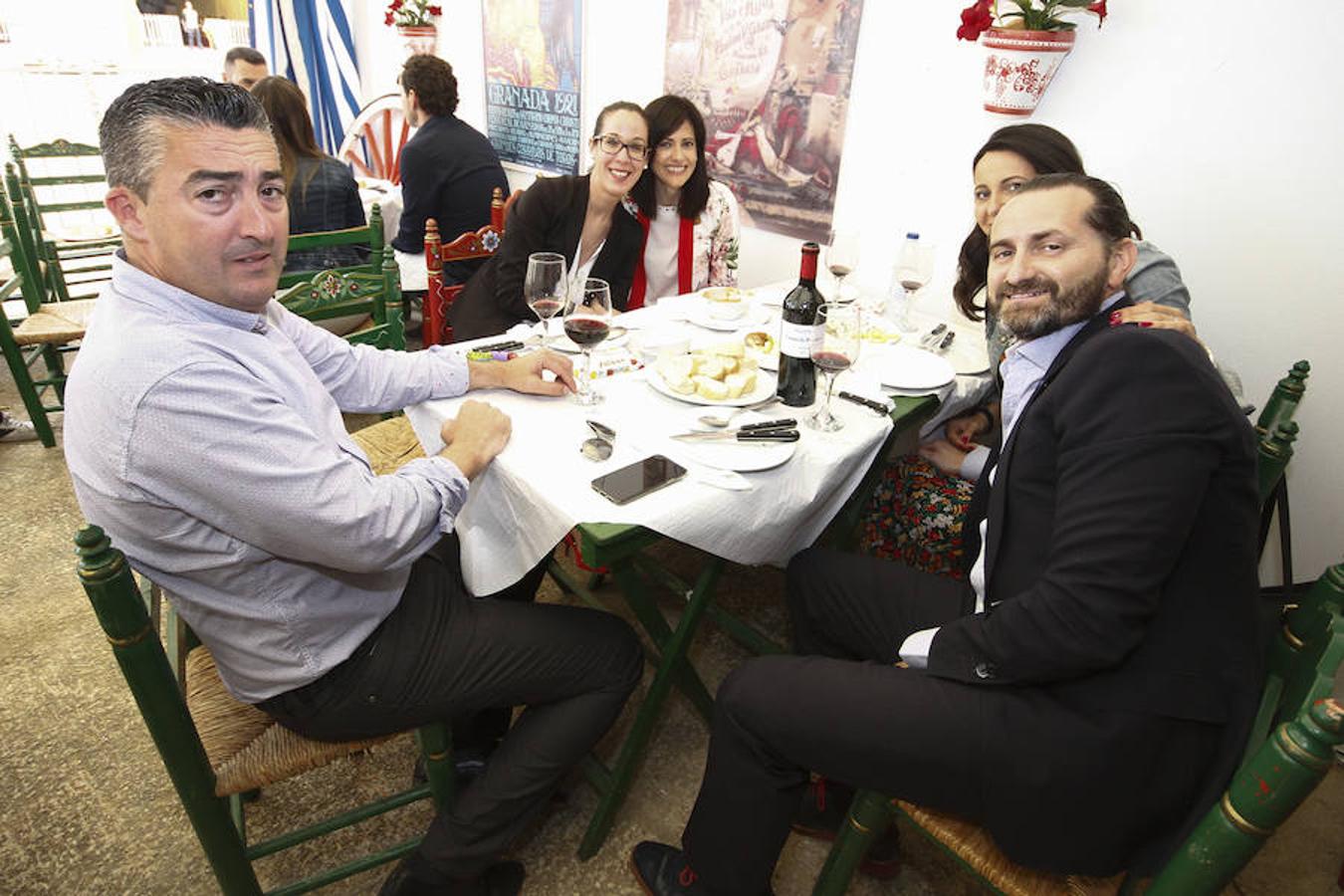 La excusa. Cuando no hay excusas que valgan para divertirse. Los socios de la caseta La Excusa saben bien que no vale poner ningún tipo, precisamente, de excusas para no acudir cada hasta el recinto ferial a disfrutar de estos esperados días. En la caseta no faltan este año actividades tradicionales, como ayer una degustación de choto al ajillo, hoy sardinas asadas al mediodía, el grupo ‘Aires de con Arte’ por la noche. El jueves arroz caldoso y tendrán la actuación del grupo ‘Azalea de Graná’ y el viernes la actuación de ‘El Grillo’. Puedes ver todas las fotos de este Corpus  en este enlace .